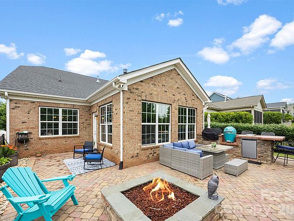 2nd image of 435 Trillium Way