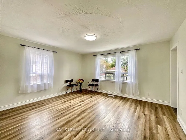 37 Bayard Ave #MAIN FLOOR — Photo 4