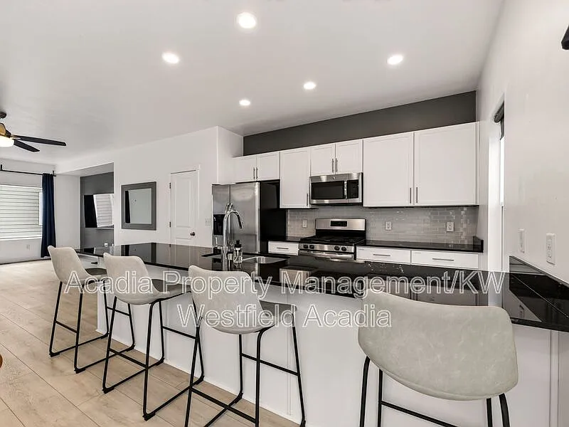 3 bed, 3.0 bath, 1800 sqft, $2,149 — Photo 4