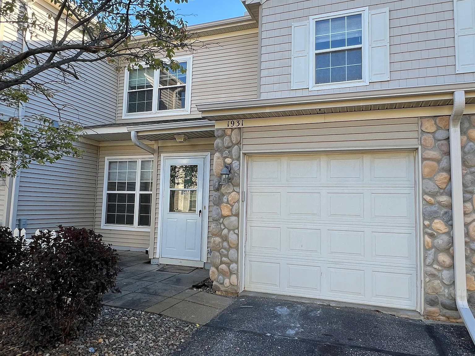 1931 Bluestem Ln — Photo 2