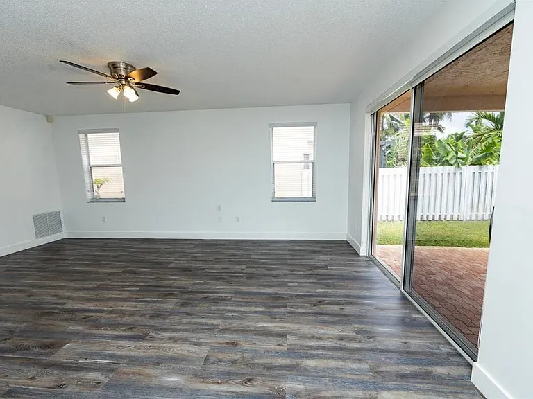 3375 SW 181st Ter — Photo 7