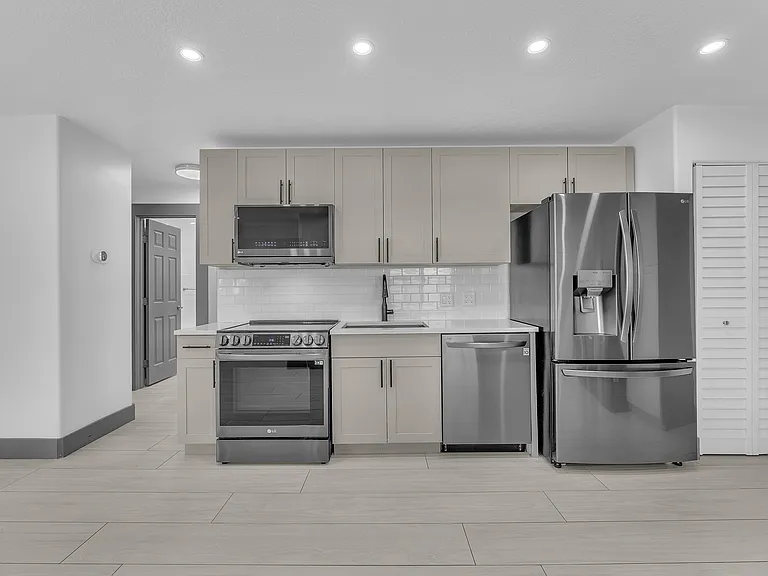 48 SW 13th St — Photo 14