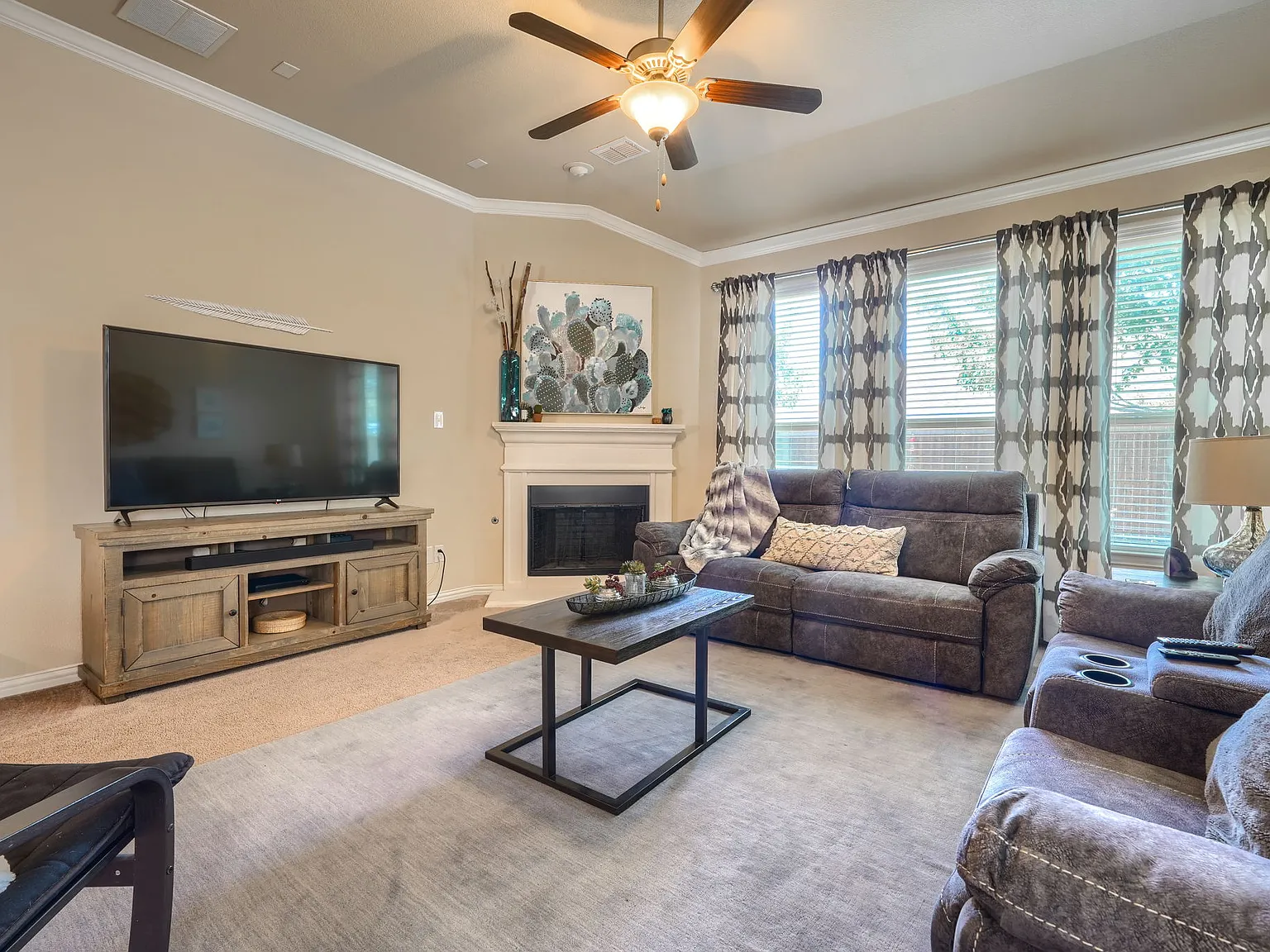 5 bed, 3440 sqft, $3,200 — Photo 4