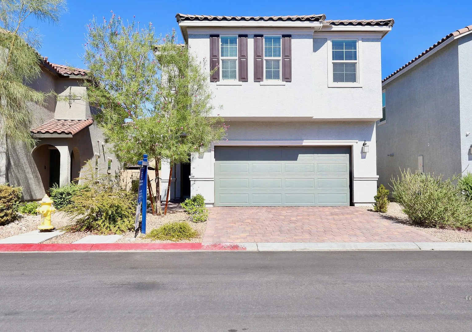 Modern 5-Bedroom Home with Loft in Gated Community — Photo 1