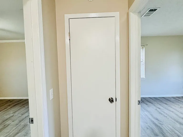 618 Gabriel St — Photo 21