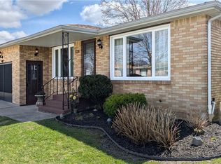 201 Castlewood Dr, Cheektowaga, NY 14227