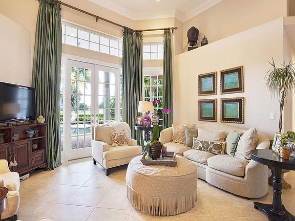 04_living-room_221 Thornton Drive