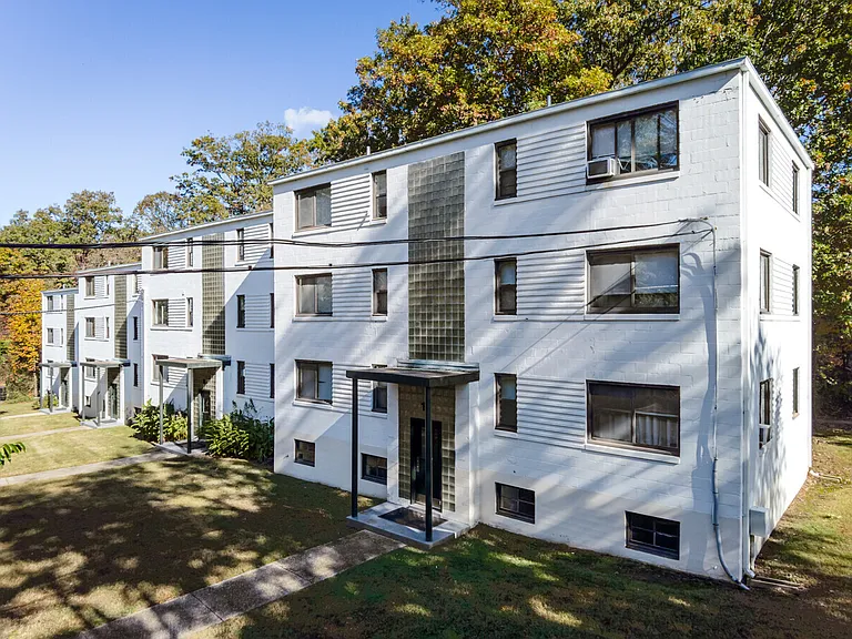 Parkway Garden Apartments — Photo 2
