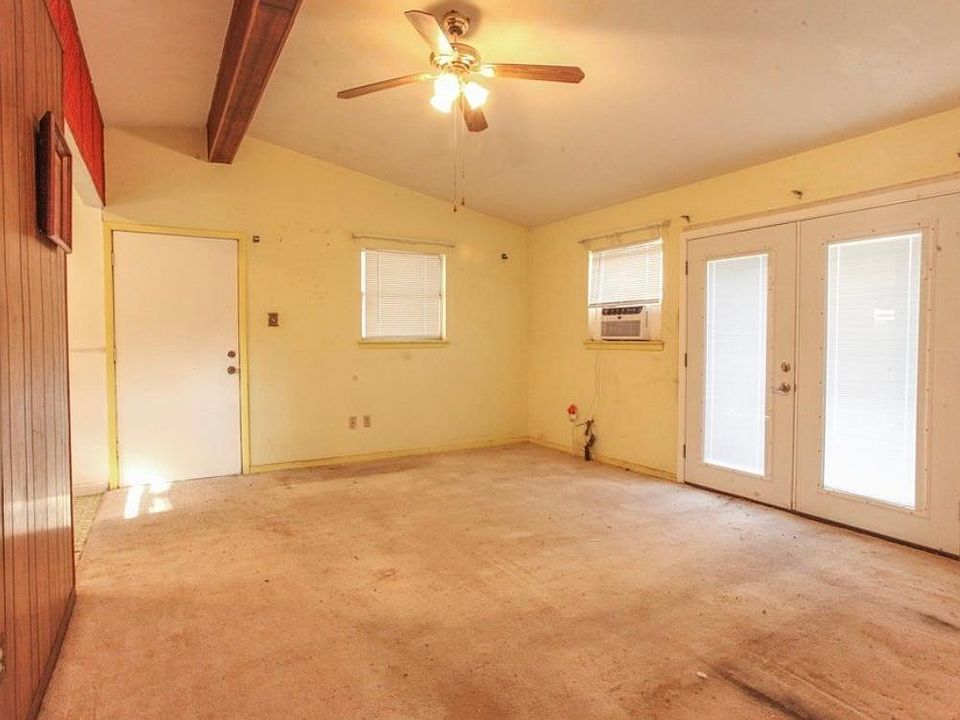 2nd image of 3913 Dixon St
