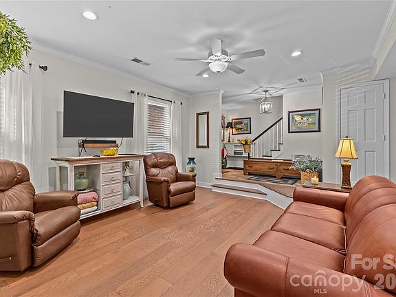 3rd image of 2502D Round Table Rd