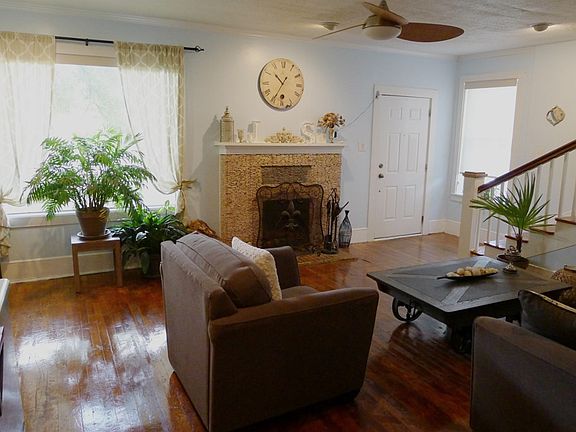 3rd image of 901 E Park Ave