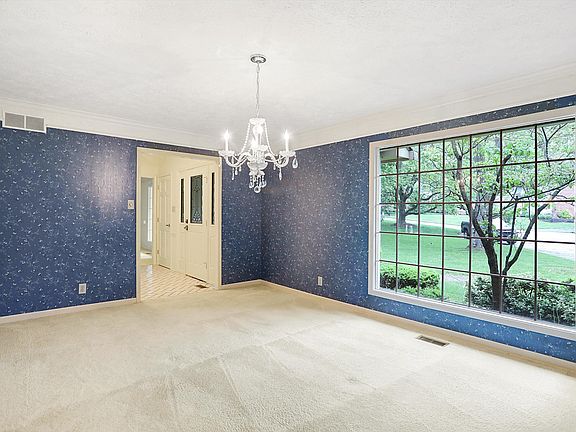 5th image of 210 Royal Oak Ct