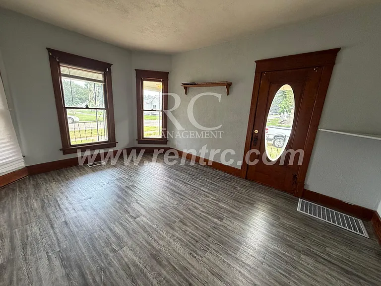 302 McKinley St — Photo 6
