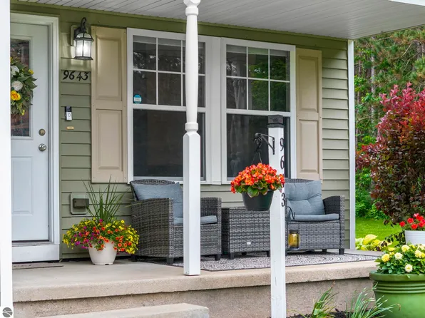 9643 Pattys Ln, Traverse City, MI 49684