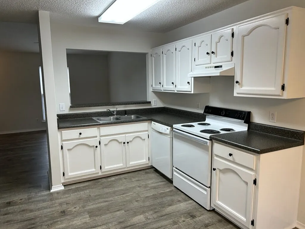2 bed, 1.0 bath, 1100 sqft, $1,350 — Photo 2
