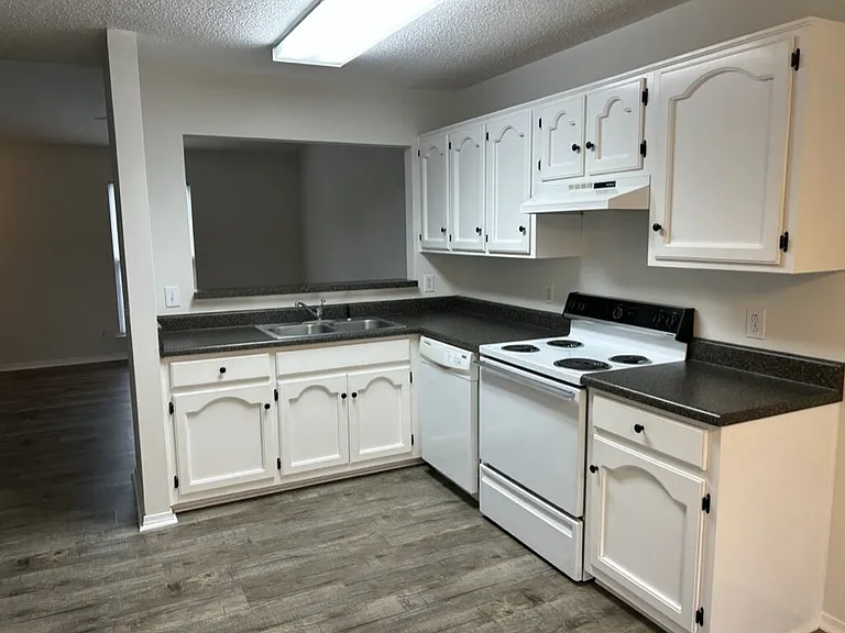 650 N Dixie Ave #F — Photo 4