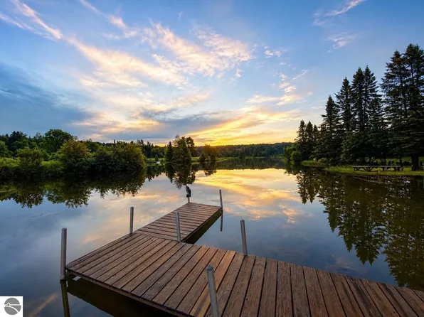 10286 Shawnee Trl, Gaylord, MI 49735