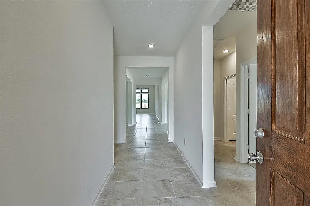 3 bed, 2480 sqft, $2,350 — Photo 2
