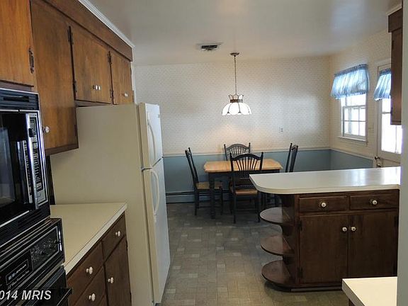 4th image of 1104 Oaklawn Dr