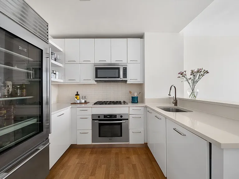 635 W 42nd St #24B — Photo 2
