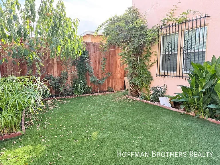 1022 N Berendo St #3 — Photo 8