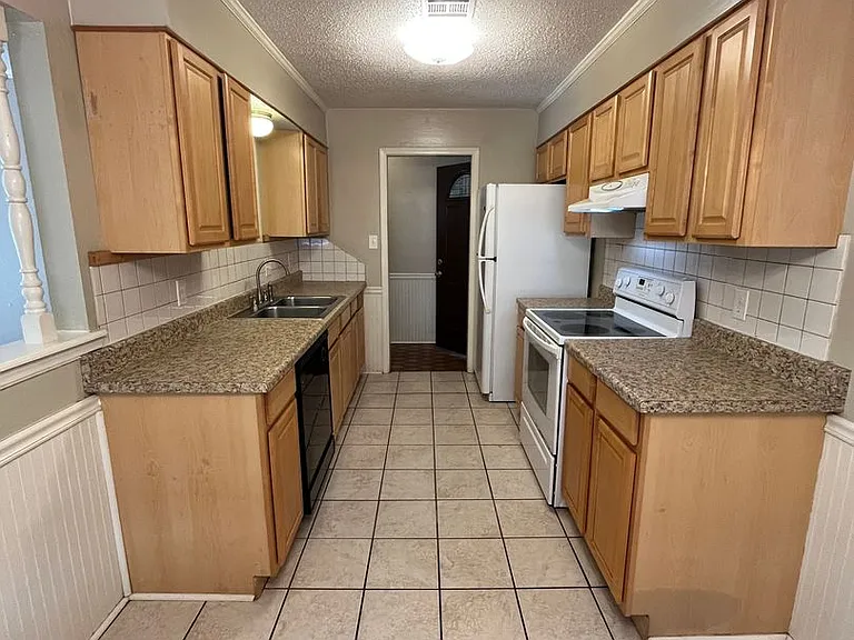 2124 Allenhurst St — Photo 3