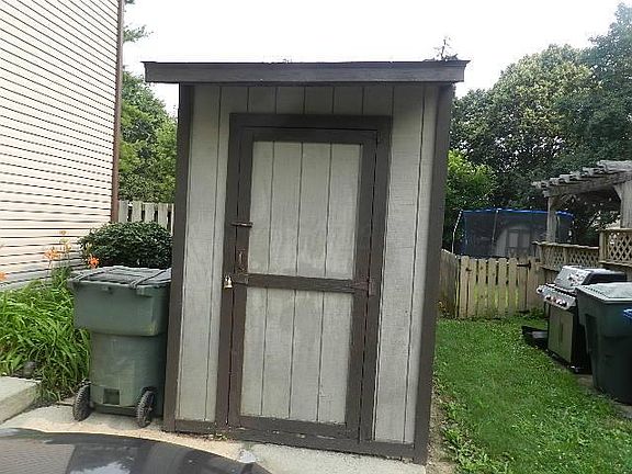 2nd image of 8653 Wilmette Ct
