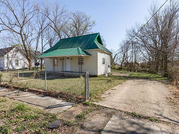 4th image of 904 Hoffman St