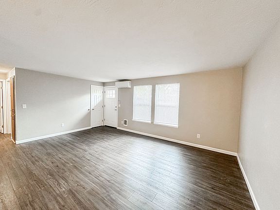 2nd image of 1267 E Santiam St #San6