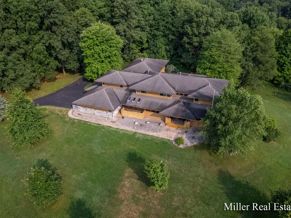 1822 S Broadway St, Hastings, MI 49058