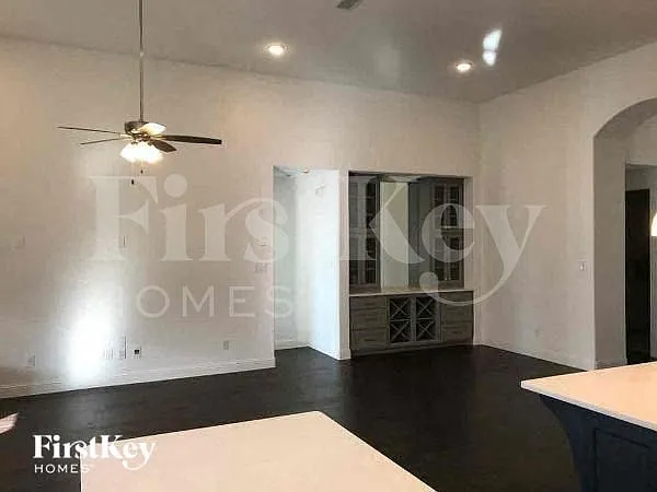 3 bed, 2.0 bath, 2329 sqft, $3,295 — Photo 4