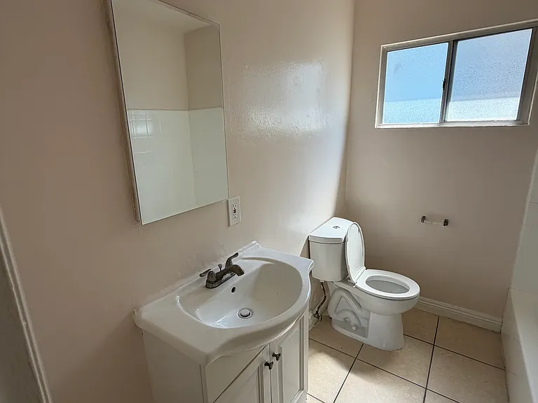 1020 E 12th St #6 — Photo 2