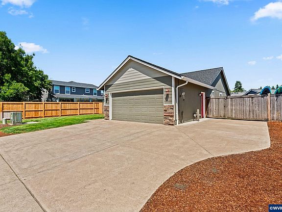 4th image of 1081 Siuslaw St