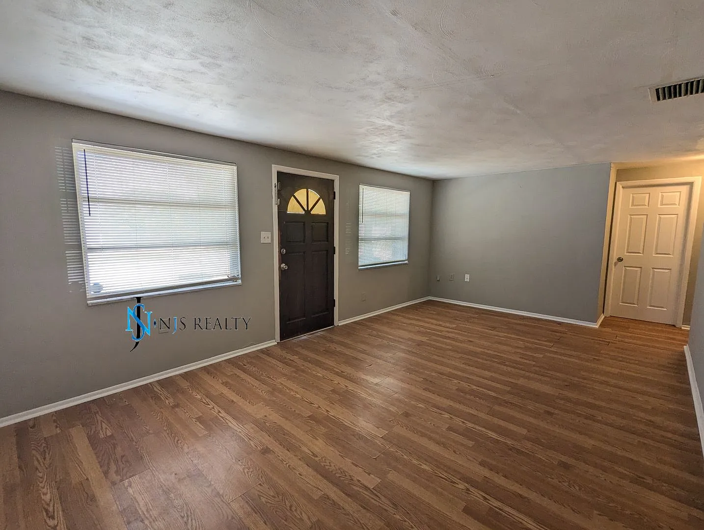 Must See 3/2/1 over 1000sf with tile/laminate floors, fresh paint, fenced yard and large living r... — Photo 3