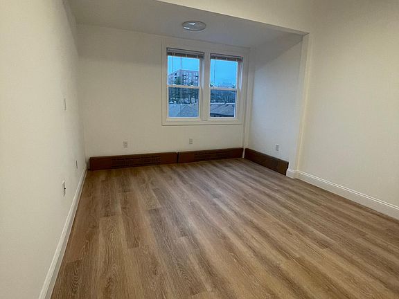 5th image of 52 Oxford Pl #1