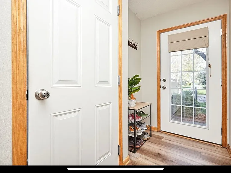 330 NE Olivewood — Photo 4