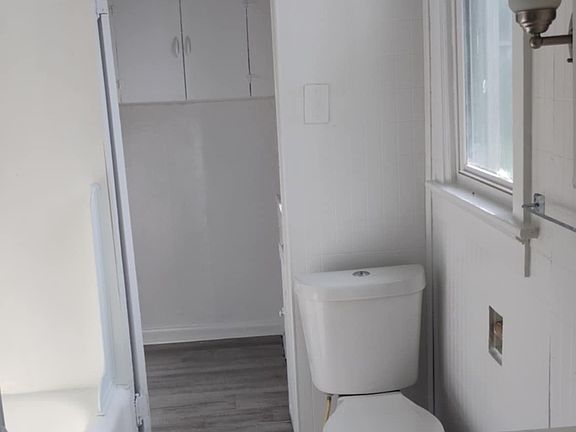 2nd image of 615 Ravenswood Dr