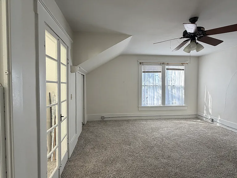 Unit B (upstairs), LIving room/ Bedroom 1