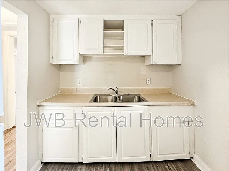 3933 Boulevard #2 — Photo 2
