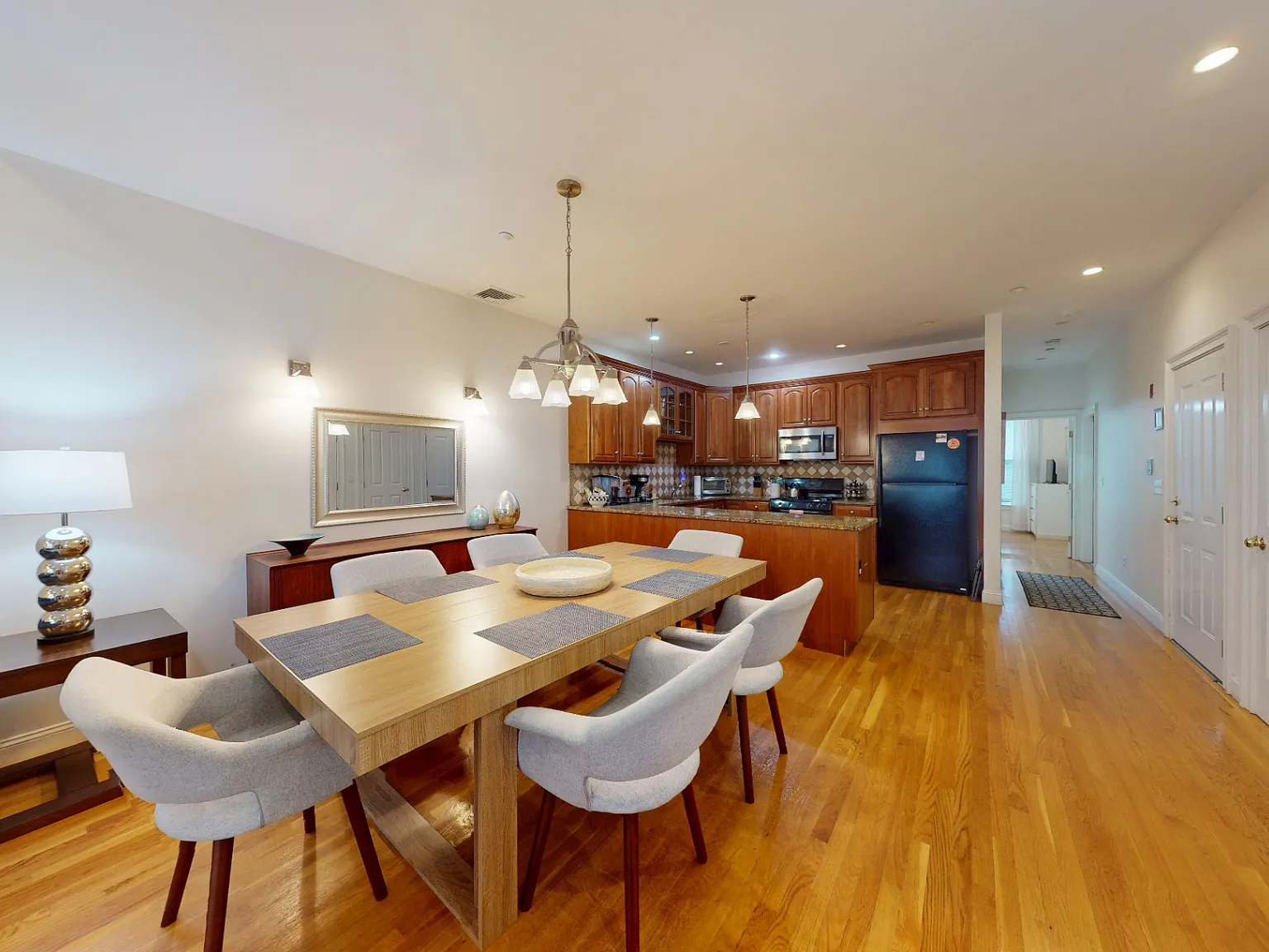 3 bed, 1600 sqft, $12,600 — Photo 4