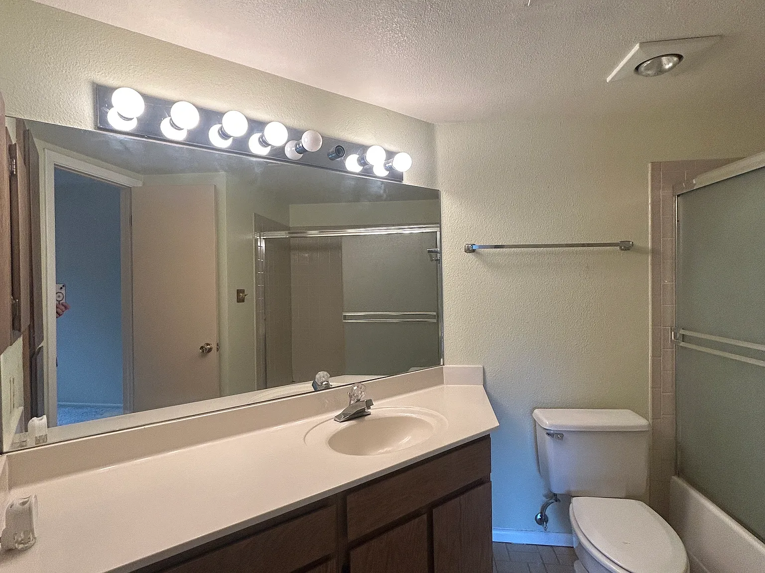 2 bed, 1270 sqft, $1,975 — Photo 4