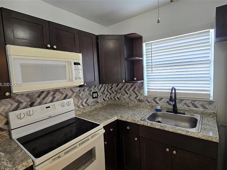 2801 NE 49th St #7 — Photo 3