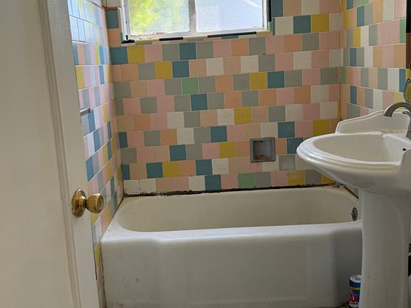 2nd image of 1338-1340 E Lansing Way