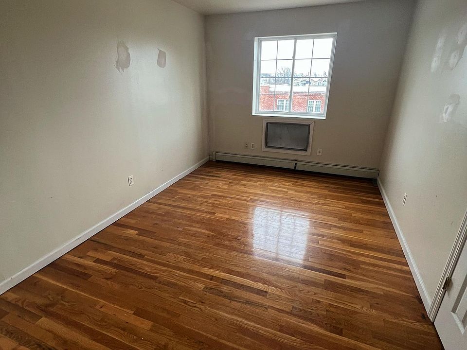 1st image of 235 Robinson Ave #2