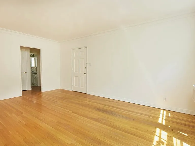 1120 Hacienda Pl #1/2 — Photo 2