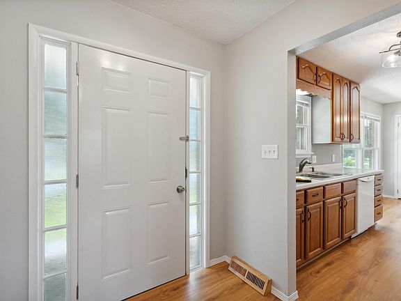 2nd image of 727 Juanita Ave