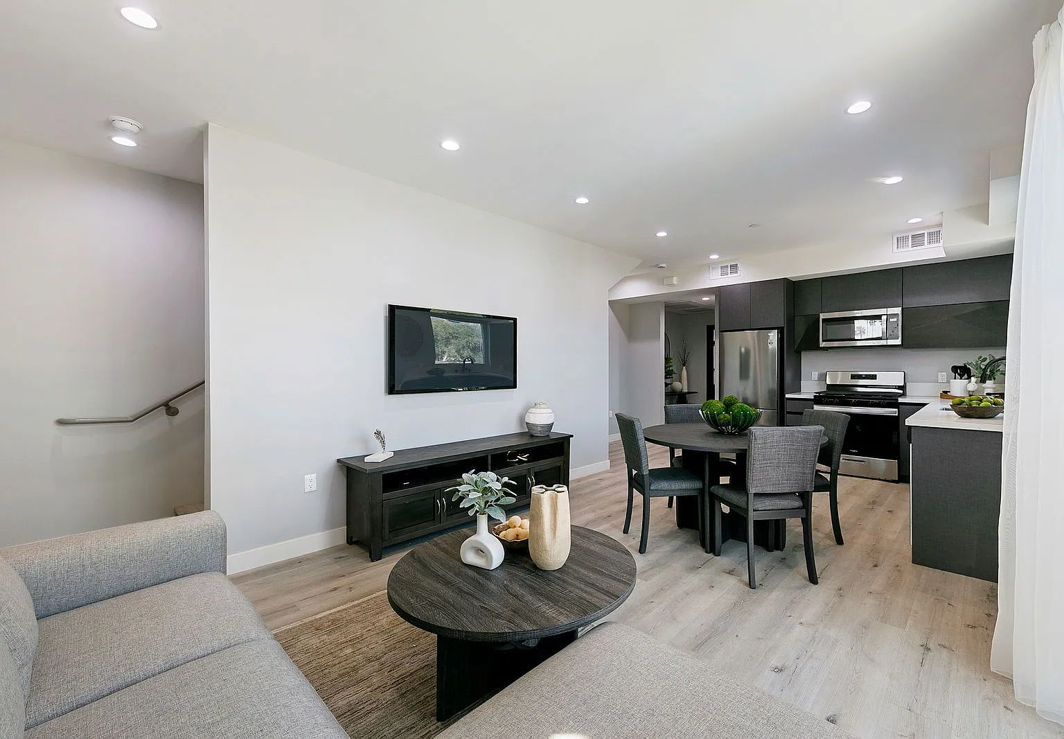 4 bed, 3.0 bath, 1300 sqft, $3,529 — Photo 4
