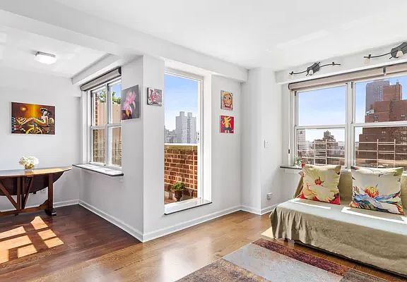 3rd image of 401 E 74th St APT 14R