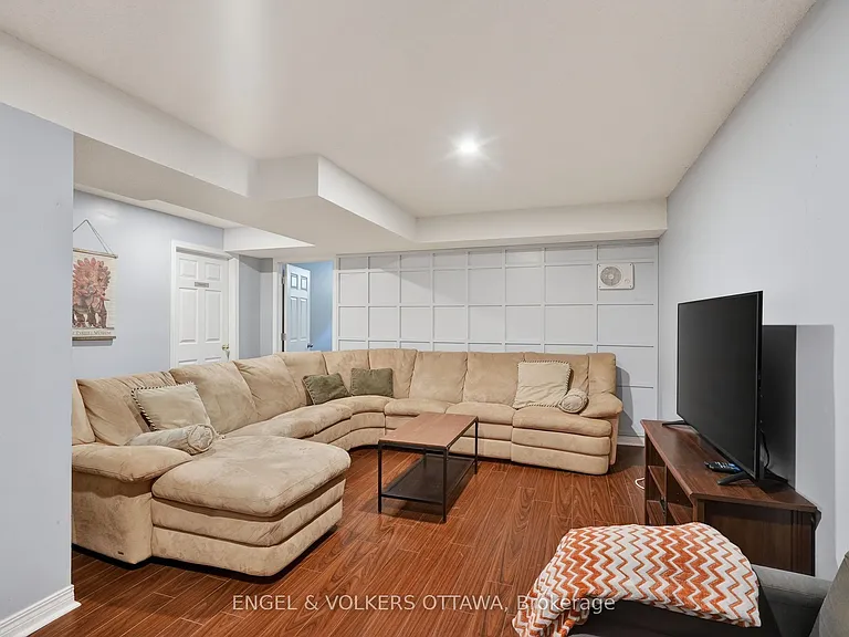 1033 Como Cres — Photo 23