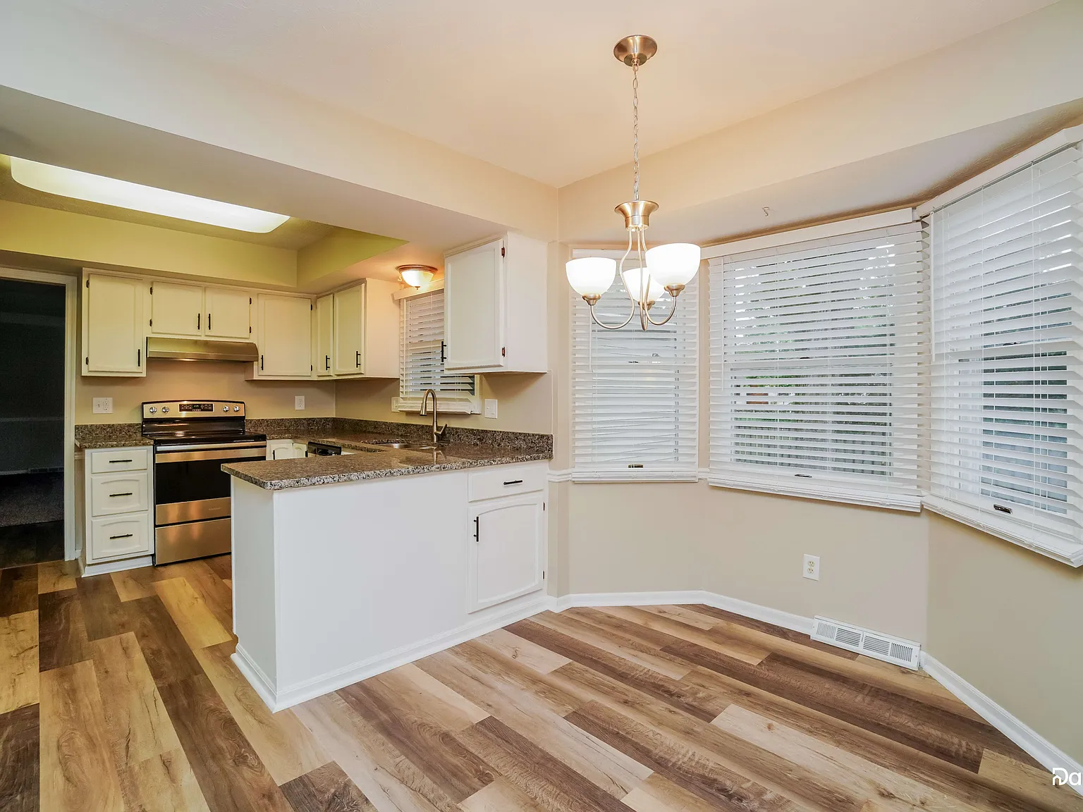 3 bed, 2.5 bath, 2400 sqft, $3,160 — Photo 4